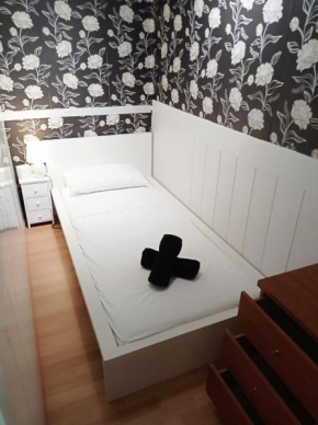 Simple room for one person only City center metro L5 & L1